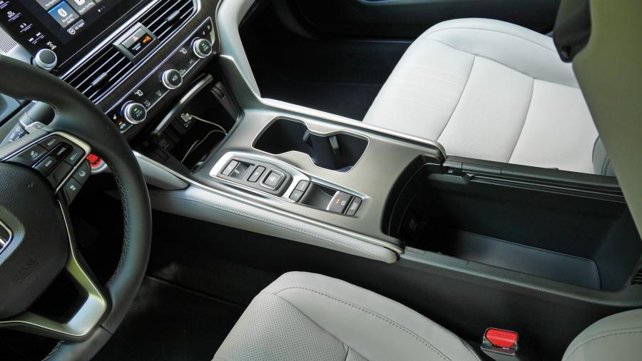 Интерьер Honda Accord Touring Hybrid 2017 года  (NA) (фото 28 из 170)